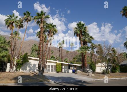 Palm Springs, California, USA 24 giugno 2021 una visione generale dell'atmosfera dell'ex casa di Singer Dean Martin, ora abbandonata al 1123 N. Via Monte Vista nella Vecchia Las Palmas il 24 giugno 2021 a Palm Springs, California, USA. Foto di Barry King/Alamy Stock foto Foto Stock