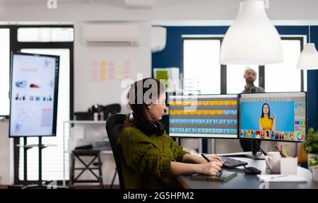 Professionista donna fotoritocco lavorare con le risorse digitali in società multimediale creativa utilizzando con stilo a matita. Creatore di contenuti che esegue il ritocco verticale utilizzando il software di post-produzione Foto Stock