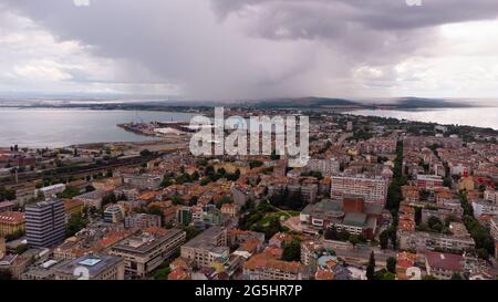 Paesaggio torbido sulla città di Burgas, Bulgaria. Foto Stock
