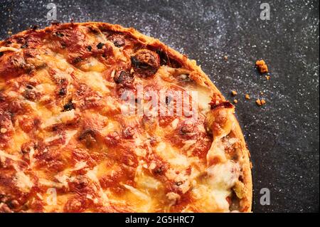 Quiche mediterranee con formaggio gratinato Foto Stock