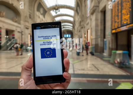 Donna che mostra sullo smartphone certificato di Covid digitale UE. Foto Stock
