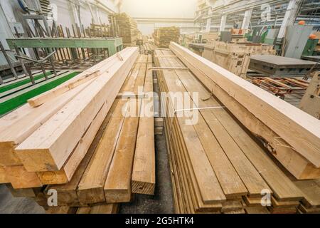 Primo piano pacchi di diverse travi in legno in officina di lavorazione del legno. Foto Stock