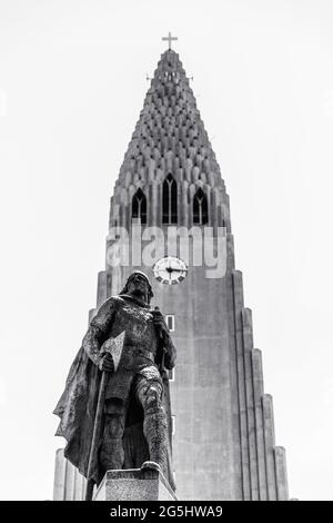 Reykjavik, Islanda - 18 gennaio 2020: Statua di Leif Eriksson, un famoso vichingo che esplorò il Nord America, eretto a Reykjavik, Islanda nel 1932, i Foto Stock