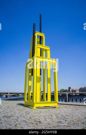 La scultura 'Torre per Jan Palach' dello scultore Vaclav Fiala all'argine Smichov del fiume Moldava all'interno della mostra all'aperto Sculture Line Fest Foto Stock