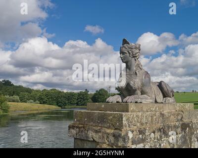 Sphinx, modellato in piombo, sul ponte superiore nei terreni di Compton Verney House, Warwickshire, Regno Unito Foto Stock