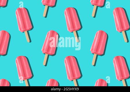 Il gelato appare su sfondo blu. Ripetizione senza giunture. Sfondo estivo Foto Stock