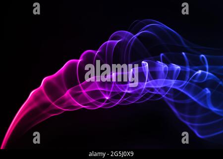 Blu con fumo viola isolato su sfondo nero. Foto Stock