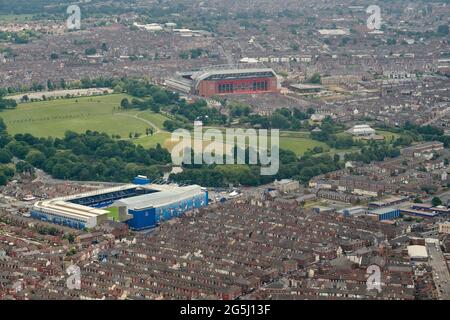 Una vista aerea dei due campi da calcio di Liverpool, l'Everton e il Liverpool FC, con Stanley Park in mezzo, Merseyside, Inghilterra nordoccidentale, Regno Unito Foto Stock