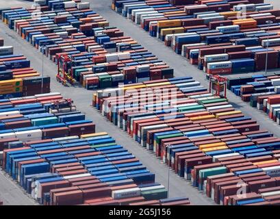 Container in attesa di essere caricati sulle navi al Seaforth Docks, Porto di Liverpool sul fiume Mersey, Inghilterra nord-occidentale, Regno Unito Foto Stock