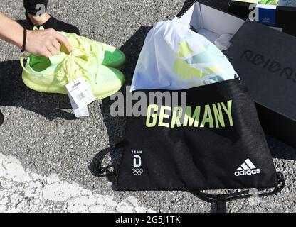 Monaco, Germania. 28 Giugno 2021. Scarpe e una borsa da palestra adidas si trovano sul pavimento come parte della squadra olimpica tedesca si vestono. Credit: Angelika Warmuth/dpa/Alamy Live News Foto Stock