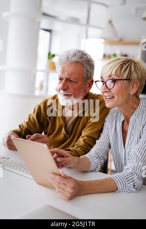 La coppia senior ritirata impara a conoscere il computer e il supporto online. Foto Stock