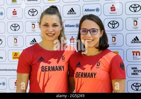 Monaco, Germania. 28 Giugno 2021. Judokas Theresa (l) e Amelie Stoll indossano nuovi top mentre vestendo parte della squadra olimpica tedesca. Credit: Angelika Warmuth/dpa/Alamy Live News Foto Stock