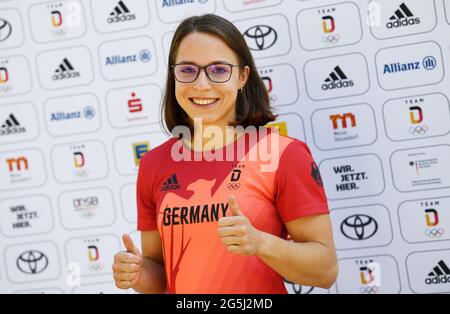 Monaco, Germania. 28 Giugno 2021. Judoka Amelie Stoll indossa un nuovo top mentre vestendo parte della squadra olimpica tedesca. Credit: Angelika Warmuth/dpa/Alamy Live News Foto Stock