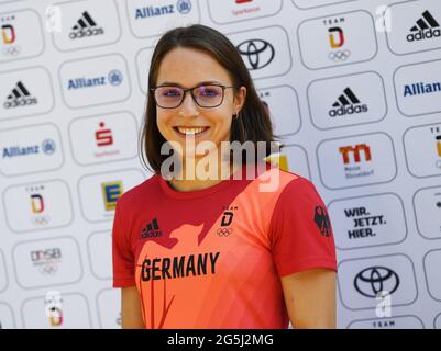 Monaco, Germania. 28 Giugno 2021. Judoka Amelie Stoll indossa un nuovo top mentre vestendo parte della squadra olimpica tedesca. Credit: Angelika Warmuth/dpa/Alamy Live News Foto Stock