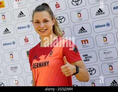 Monaco, Germania. 28 Giugno 2021. Judoka Theresa Stoll indossa un nuovo top mentre vestendo parte della squadra olimpica tedesca. Credit: Angelika Warmuth/dpa/Alamy Live News Foto Stock