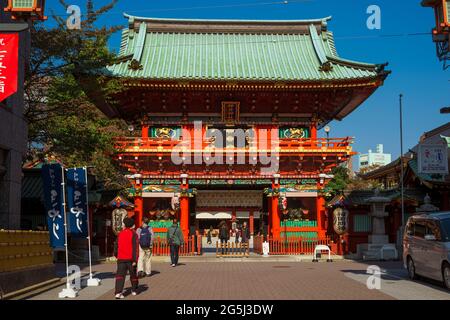 Zuishin-mon all'ingresso del Santuario di Kanda a Tokyo Foto Stock