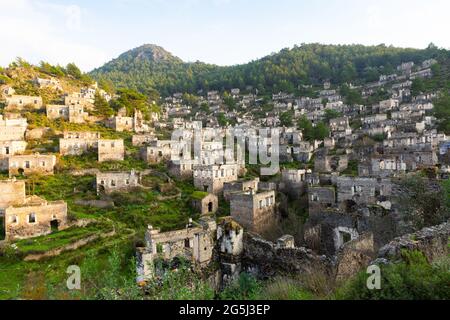 Veduta aerea dell'antico villaggio greco abbandonato di Kayakoy, Turchia Foto Stock