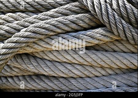 amburgo, germania - 2018-06-14: corde di navi immagazzinate su banchina -- [credit: joachim affeldt - larger format available on request] Foto Stock