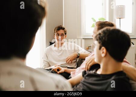 Giovani amici maschi multietnici che trascorrono il tempo libero a casa Foto Stock