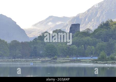 Dolbadarn castello, che domina Llyn Padarn a Llanberis, Snowdonia, Gwynedd, Galles, Regno Unito Foto Stock