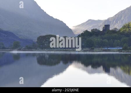 Llyn Padarn a Llanberis, Snowdonia, Gwynedd, Galles, con il castello di Dolbadarn in lontananza. Foto Stock