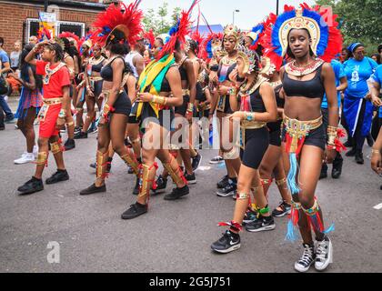 Giovani partecipanti ai costumi del carnevale afro caraibico, Notting Hill Carnival, Londra, Inghilterra, Regno Unito Foto Stock