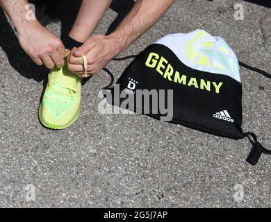 Monaco, Germania. 28 Giugno 2021. L'arrampicatore sportivo Jan Hojer cerca una scarpa mentre si vestiva parte della squadra olimpica tedesca. Credit: Angelika Warmuth/dpa/Alamy Live News Foto Stock