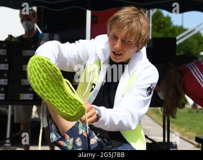 Monaco, Germania. 28 Giugno 2021. L'arrampicatore sportivo Alexander Megos prova su una scarpa mentre vestendo parte della squadra olimpica tedesca. Credit: Angelika Warmuth/dpa/Alamy Live News Foto Stock