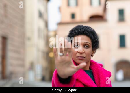 Italia, Toscana, Pistoia, Donna che fa il gesto di stop Foto Stock