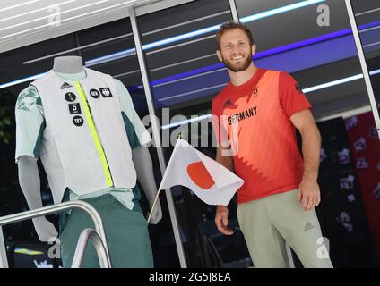 Monaco, Germania. 28 Giugno 2021. Judoka Sebastian Seidl indossa una nuova T-shirt mentre si veste parte della squadra olimpica tedesca. Credit: Angelika Warmuth/dpa/Alamy Live News Foto Stock