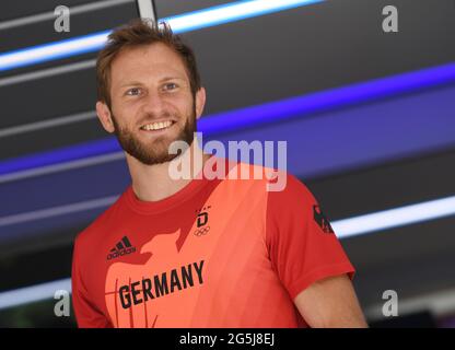 Monaco, Germania. 28 Giugno 2021. Judoka Sebastian Seidl indossa una nuova T-shirt mentre si veste parte della squadra olimpica tedesca. Credit: Angelika Warmuth/dpa/Alamy Live News Foto Stock