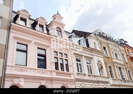 edifici a colonia della fine del xix secolo restaurati con colori brillanti Foto Stock