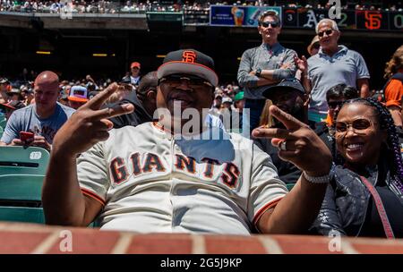 Giugno 27 2021 San Francisco CA, U.S.A. Bay Area Rcording artista e produttore e-40 appeso con i fan durante la partita MLB tra gli Oakland Athletics e i San Francisco Giants all'Oracle Park San Francisco California Thurman James/CSM Foto Stock