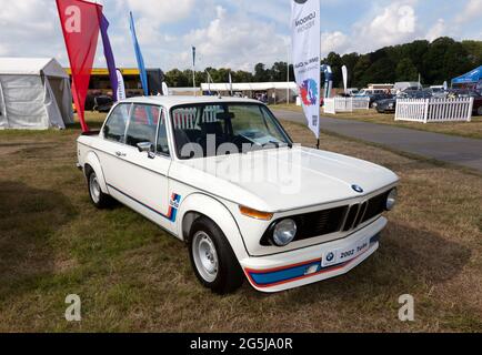 La prima auto sovralimentata in Europa, la 1974, BMW 2002 Turbo, in esposizione allo stand Mercedes-Benzes Club, del 2021, London Classic Car Show, Foto Stock