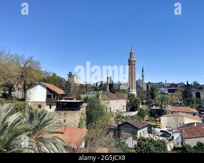 ANTALYA, TURCHIA - 10 aprile 2021: Il minareto Yivli è uno dei principali monumenti architettonici della città vecchia di Antalya. Turchia e Anatolia provincia conc Foto Stock