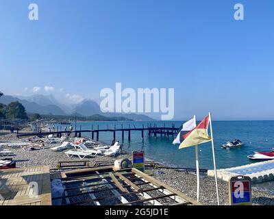 ANTALYA, TURCHIA - Apr 07, 2021: Grande vista sulla regione di Kemer in Antalya. Località turca, molto verde e vicino alle montagne Foto Stock