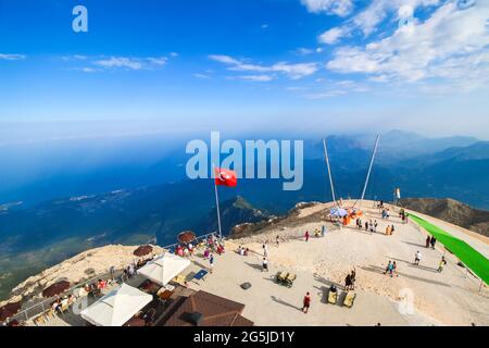 Tahtalı Dağı, noto anche come Olimpo licciano, è una montagna Taurus vicino a Kemer, sfondo blu cielo. Foto Stock