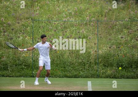 Novak Djokovic pratica sui campi di pratica di Aorangi prima della sua partita contro Jack Draper il primo giorno di Wimbledon all'All England Lawn Tennis and Croquet Club, Wimbledon. Data immagine: Lunedì 28 giugno 2021. Foto Stock