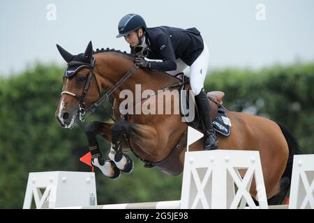 Jane RICHARD PHILIPS (sui) in sella A CORTEZ VA'T KLEIN ASDONK Z, Eiffel Challenge Prize durante il Longines Paris Eiffel Jumping 2021, Longines Global Champions Tour Equestrian CSI 5 il 26 giugno 2021 al Champ de Mars di Parigi, Francia - Foto Christophe Bricot / DPPI Foto Stock