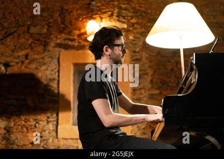 Il pianista portoghese Filipe melo suona il pianoforte Foto Stock