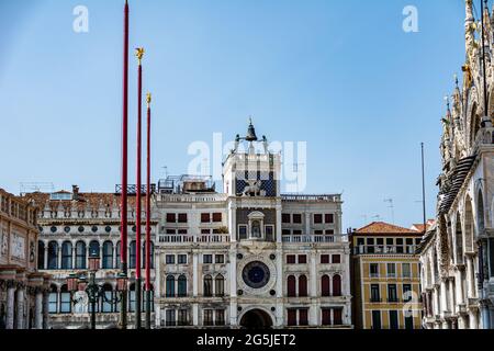 Vista mattutina della Torre dell'Orologio di San Marco sulla Piazza San Marco di Venezia Foto Stock