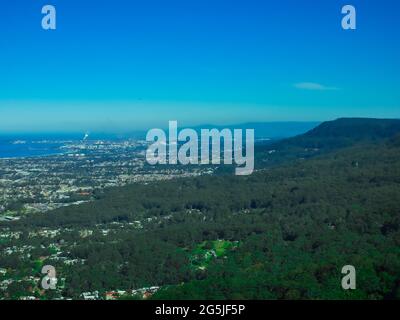 Vista panoramica di Wollongong Sydney Australia da Bulli Lookout su un sole inverno cielo blu Foto Stock