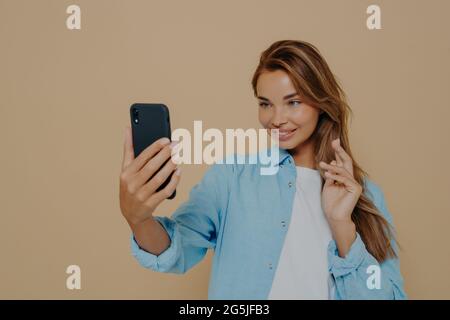 Bella giovane donna fa selfie con smartphone Foto Stock