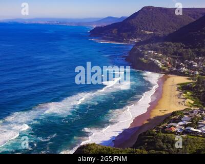 Vista panoramica di Wollongong Sydney Australia da Bulli Lookout su un sole inverno cielo blu Foto Stock