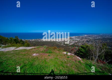 Vista panoramica di Wollongong Sydney Australia da Bulli Lookout su un sole inverno cielo blu Foto Stock