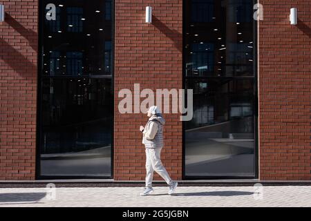 Ritratto con vista laterale grandangolare di una donna moderna del Medio Oriente che attraversa un'inquadratura in città, spazio per la copia Foto Stock