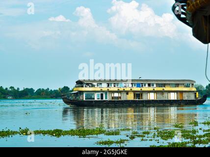 Casa barca che si muove nelle acque posteriori del kerala Foto Stock