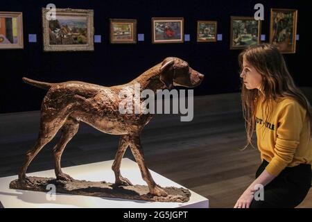 Londra UK 28 Giugno 2021 Dame Elizabeth Frink R>A Dog Est£100.000-150.000. In offerta presso la Modern British and Irish Art, Bonhams London.Paul Quezada-Neiman/Alamy Live News Foto Stock