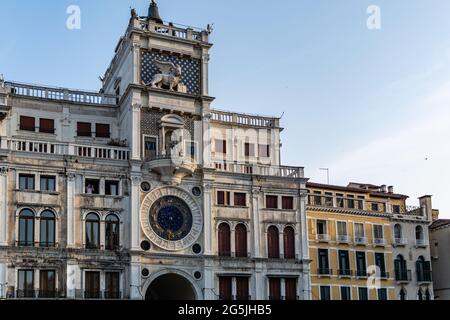 Vista mattutina della Torre dell'Orologio di San Marco sulla Piazza San Marco di Venezia Foto Stock