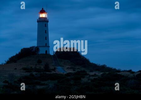 Hiddensee, Germania. 25 Giugno 2021. Le nuvole passano sopra il faro al chiotto di Briar poco prima dell'alba. Credit: Stefano Nosini/dpa-Zentralbild/ZB/dpa/Alamy Live News Foto Stock